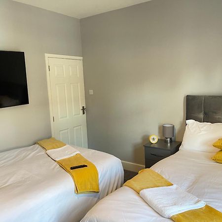 Hometel Digs Morden Comfy Home Can Sleep 11 Leicester Exterior foto