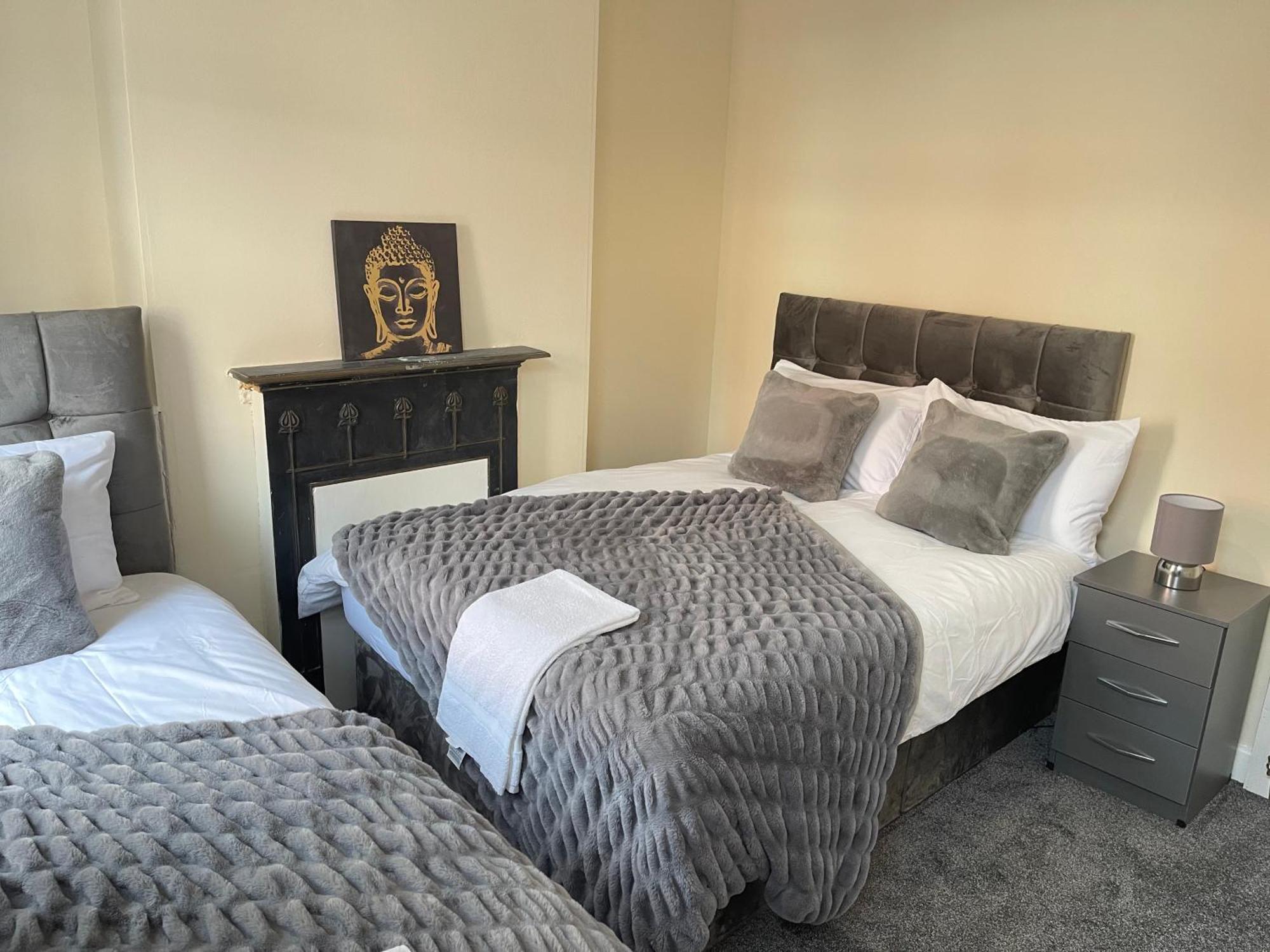 Hometel Digs Morden Comfy Home Can Sleep 11 Leicester Exterior foto